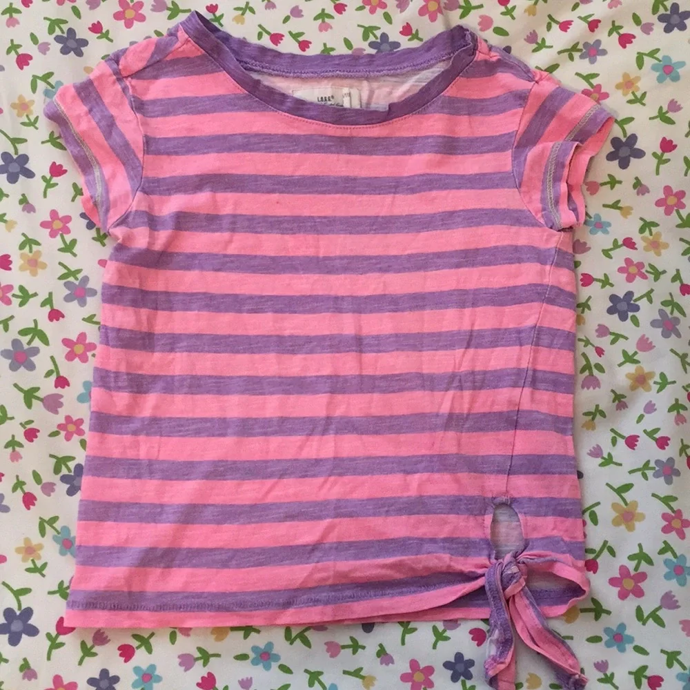 Lot of 2 Tees- GAP and H&M